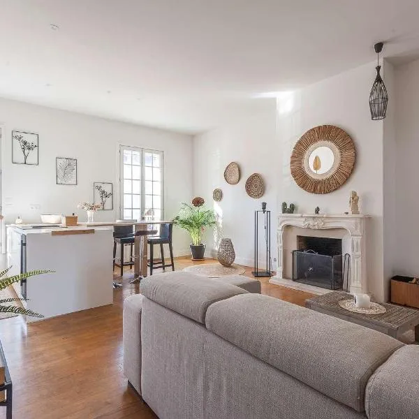 LESEHAN APPARTEMENT AIGUES MORTES Vue Remparts，位于艾格-莫尔特的酒店