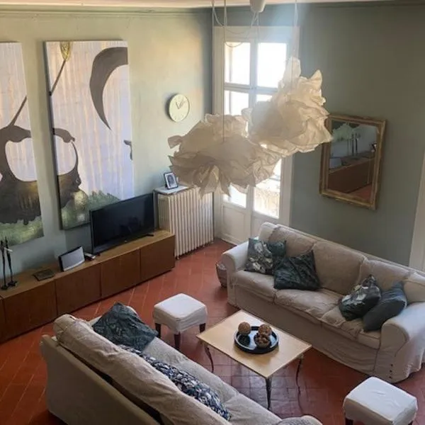 Spacieux et lumineux duplex arty au centre de Sète，位于塞特港的酒店