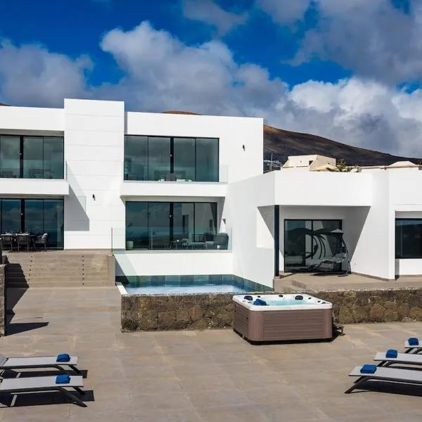 Exclusive 6 bedrooms Villa in Lanzarote - Ocean & Volcano Views, Private Pool, Jacuzzi & Gym，位于马赫的酒店