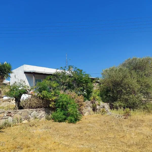 Secluded 200-Year-Old Cycladic Retreat in Milos，位于阿达玛斯的酒店