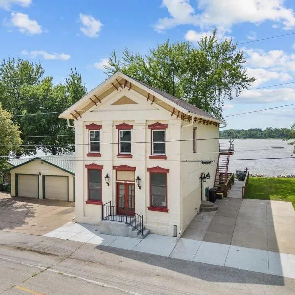 Charming Cottage on the Mississipi River，位于Pleasant Valley的酒店