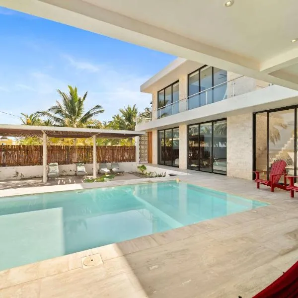 BEACHFRONT COCO Modern Designer House by PENINSULA STAYS，位于San Crisanto的酒店