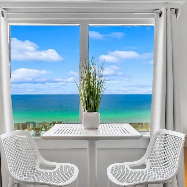 Stunning condo in Pinnacle Port, Panama City Beach，位于巴拿马城海滩的酒店