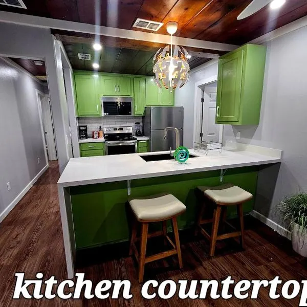 spectacular challet 5 minutes la plaza mall, shopping stores, restaurants and hospitals，位于麦卡伦的酒店