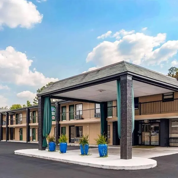 Super 8 by Wyndham Daleville-Fort Novosel，位于Daleville的酒店