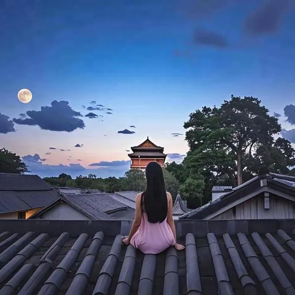 The East Hotel-Very close to the Drum Tower,The Lama Temple,Houhai Bar Street,and the Forbidden City,There are many old Beijing traditional hutongs around the hotel ,Experience the culture of old Beijing hutongs,Near Exit A of Shichahai on Metro Line 8，位于北京的酒店