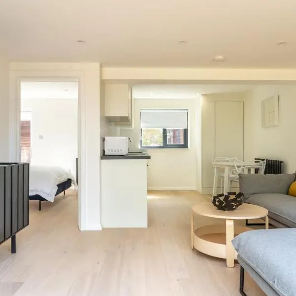 Modern self contained one bedroom with garden，位于舍恩的酒店