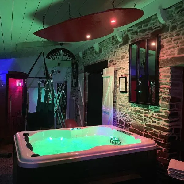 Love Room DOL IN LOVE BDSM，位于多尔德布列塔尼的酒店