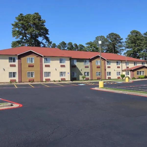 HomeTown Inn & Suites，位于朗维尤的酒店