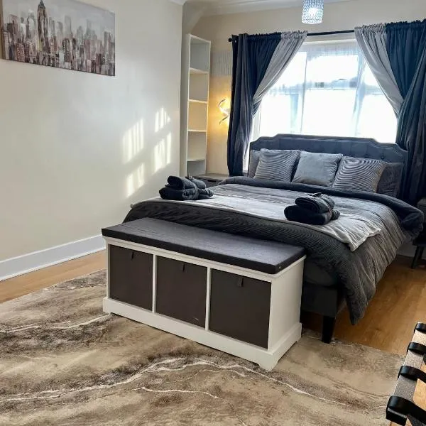 Luxurious Cozy London Holiday Home，位于Cranford的酒店
