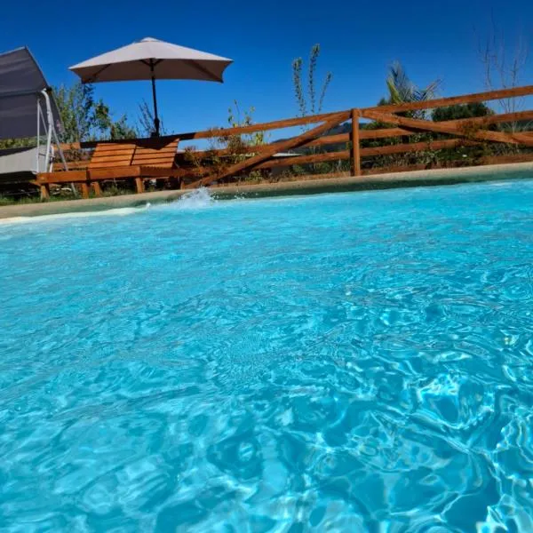 Cabaña Refugio Magenta con piscina privada tinaja costo adicional，位于Ñipas的酒店