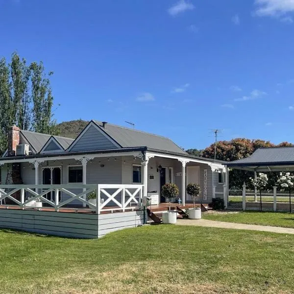 Yarra Fox Farm Cottage Farmstay，位于Dixons Creek的酒店