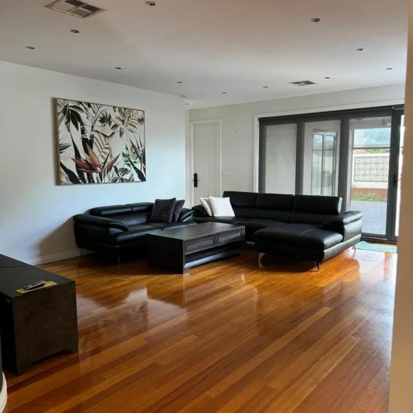 A luxury home in Oakleigh，位于奥克利的酒店