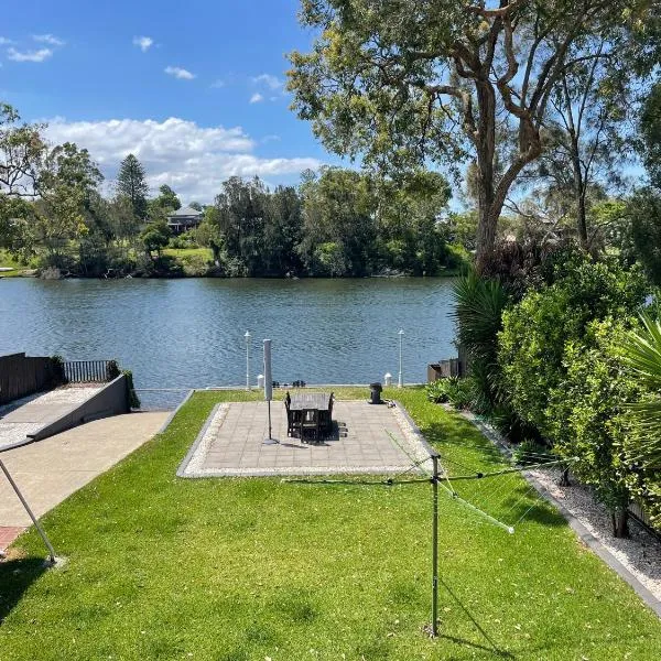 Waterfront Paradise with Jetty, BBQ, Pool table, & more，位于Dora Creek的酒店