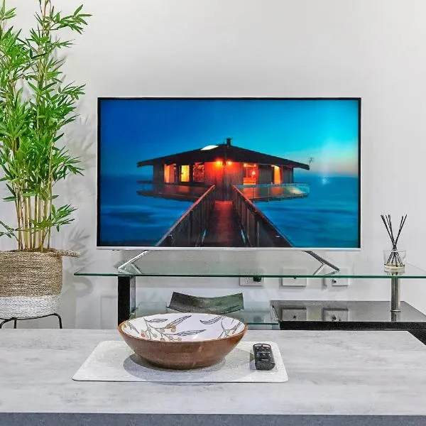 Luxurious 2BR Oasis with Pool and Parking，位于达尔文的酒店