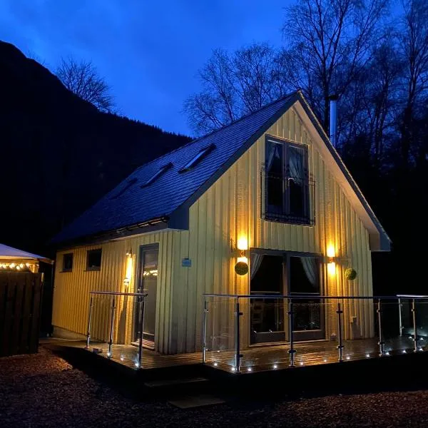 Bluebell Cottage with Hot Tub，位于巴拉胡利什的酒店