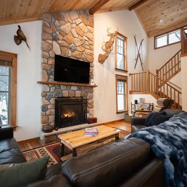Luxury House in Pocono Mountains，位于坦纳斯维尔的酒店