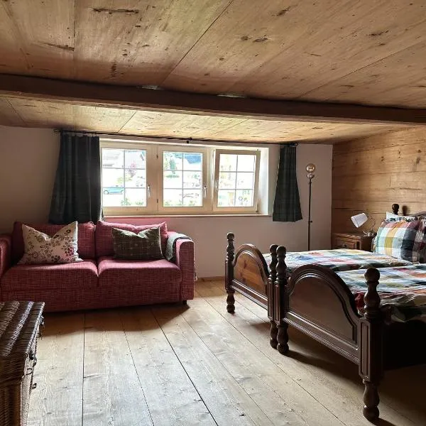 Gemütliches Chalet-Zimmer in Swiss Historic Holidays Rosalie，位于Brunnadern的酒店