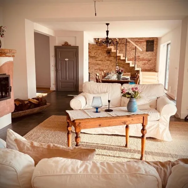 Neu! ULENHUUS Mecklenburgische Schweiz Laage Güstrow Rostock Port Bed and Breakfast - Pension -Ferienhaus - Familienurlaube bis 10 Personen，位于Kuhs的酒店