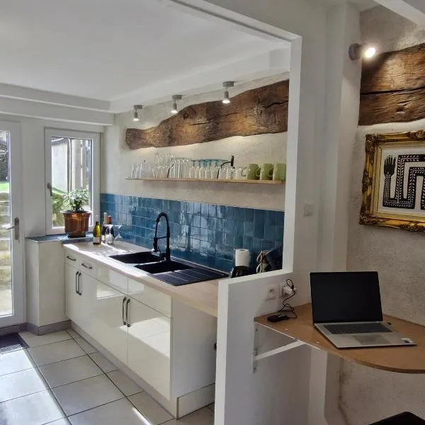 Cozy House with Garden & Hot Tub，位于Jarnages的酒店