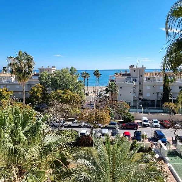 Luxury 2 bedrooms Apartment in La Carihuela Torremolinos 20 meters in from of beach，位于多列毛利诺斯的酒店