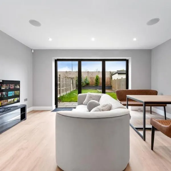 Luxury 4BR - Near Wembley, Heathrow & London，位于Perivale的酒店