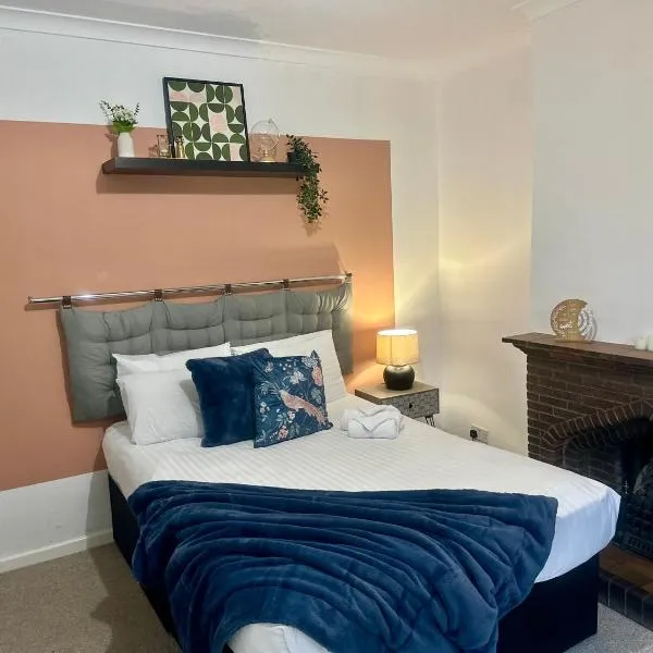 Spacious 4 Bed Home Near NEC, JLR & Airport Parking for 3 Cars Ideal for Contractors!，位于Olton的酒店