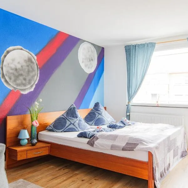 - Stellar Haven Deluxe with Cosmic Design - 3-Room Space-Themed Apartment 75 qm - Central Location - Balcony - Renovated 2024 with TV & Netflix - Full Kitchen - Free Parking - Near Metro & Airport - Galaxy-Inspired Interior -，位于杜伊斯堡的酒店