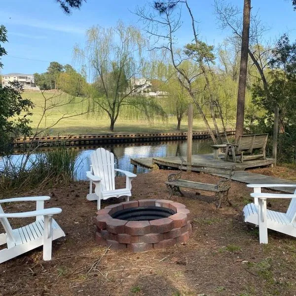 Soundside, canalfront Outer Banks house near ocean，位于基蒂霍克海滩的酒店