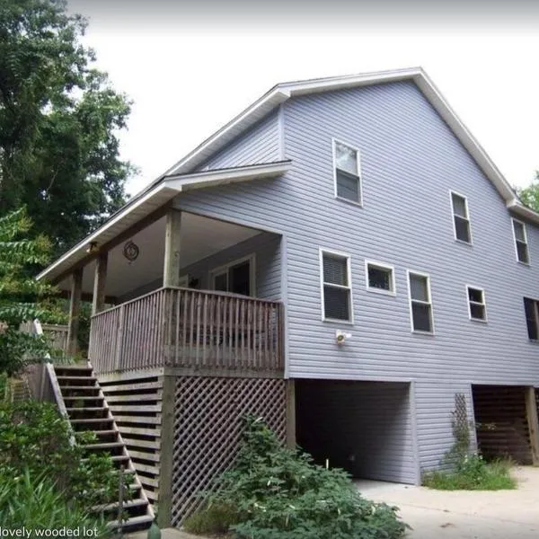 Soundside, canalfront Outer Banks house near ocean，位于基蒂霍克海滩的酒店
