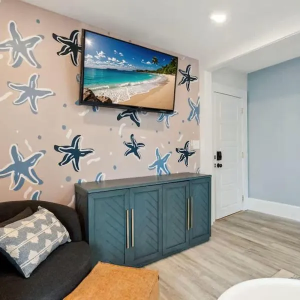 Newly Renovated Private Balcony Steps to Beach，位于汉普顿的酒店