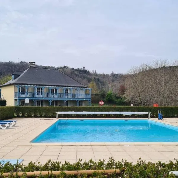 Piscine chauffée vue sur la Dordogne，位于阿让塔的酒店