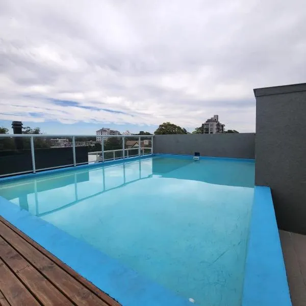 Depto céntrico en Pinamar con parrilla y piscina en la terraza，位于皮纳马尔的酒店