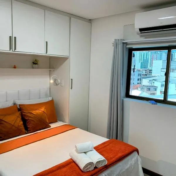 Flat Maria Apê um charme bem no Centro de JF- Ar Cond - Garagem WiFi，位于尤西德福拉的酒店