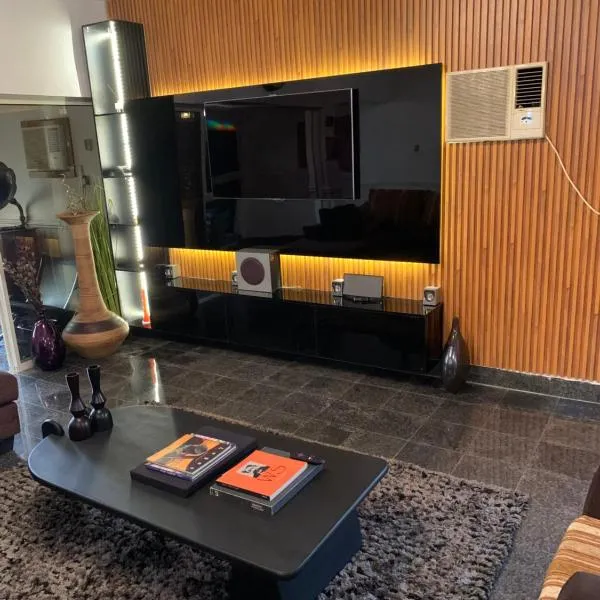 Comfortable, Cozy & Homely 4-bedroom duplex，位于伊凯贾的酒店