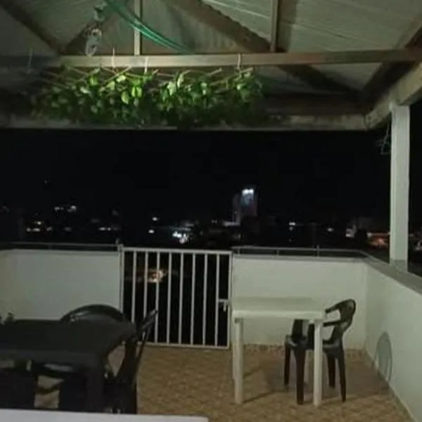 Apartamentos privados y habitaciones individuales en el centro，位于弗洛伦西亚的酒店