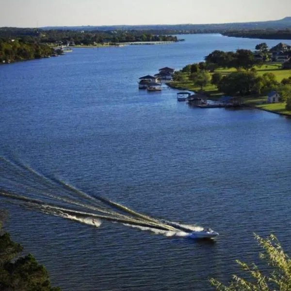 Mins to Granbury Med Ctr, Mins to Lake, Firepit, Stunning Modern Kitchen，位于格兰伯里的酒店