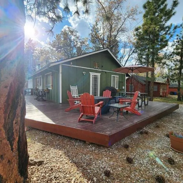 Bear Escapes II Affordable Luxury Cabin，位于舒格洛夫的酒店