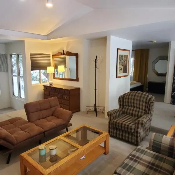 Garden Retreat in West Vancouver，位于西温哥华的酒店