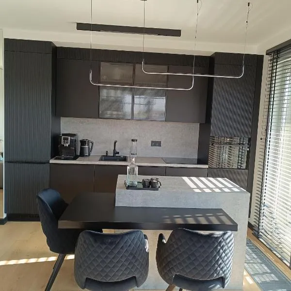 Black Bella Apartament Kielce, Widok na Telegraf, Garaż, Klimatyzacja, Lustra w sypialni，位于凯尔采的酒店