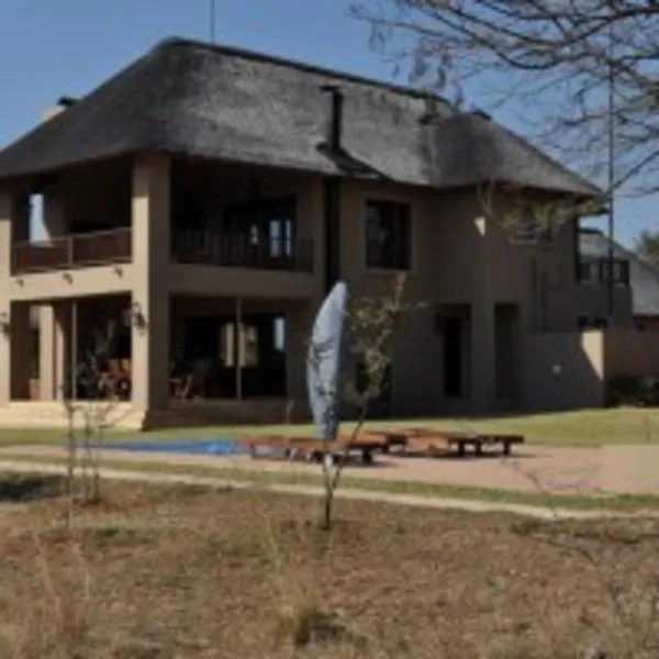 Zebula Golf and Wildlife Estate - Squirrel Pandemonium Pax 12 - Moi Signature Luxury villa，位于马布拉的酒店