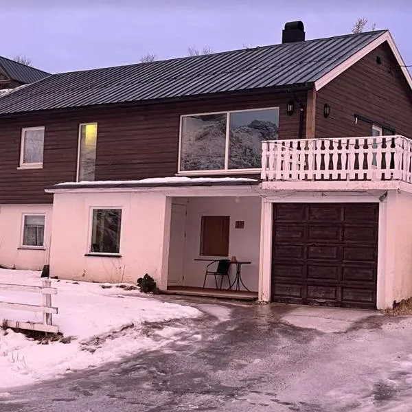 Large detached house in the middle of Lofoten，位于Hopen的酒店
