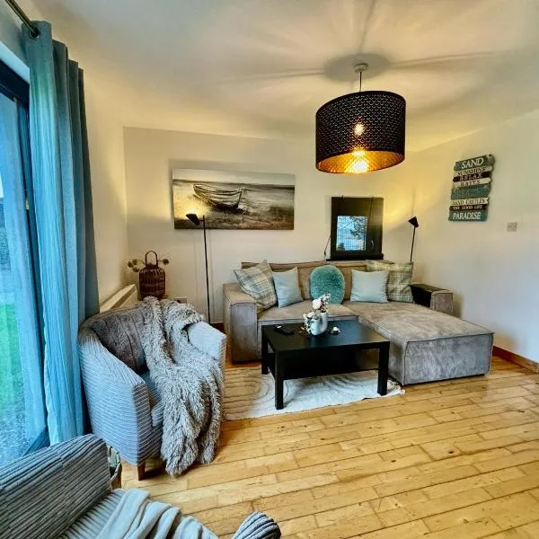 Sea Whispers - My Charming Costal Retreat in Youghal，位于约尔的酒店