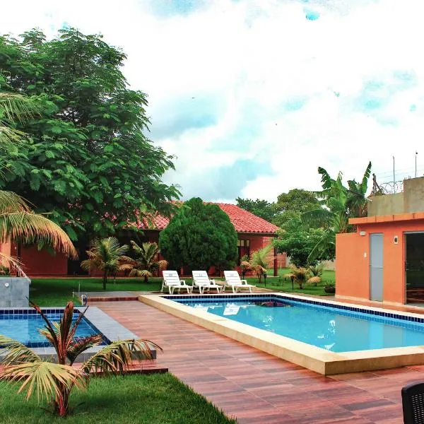 Quinta Los Pinos Cotoca，位于Cotoca的酒店