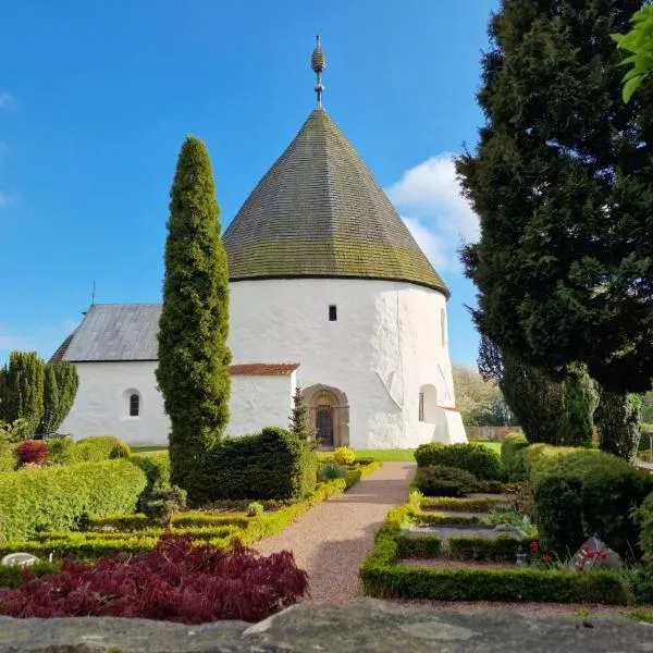 Charmerende lejlighed i den gamle kirkesmedje，位于伦讷的酒店