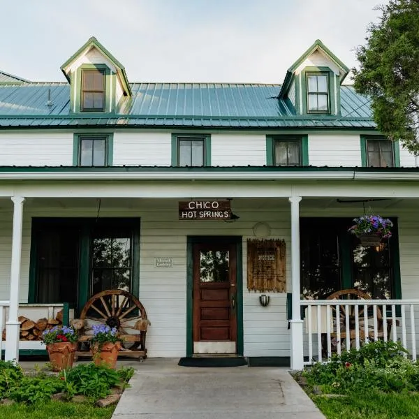 Chico Hot Springs Resort，位于White City的酒店