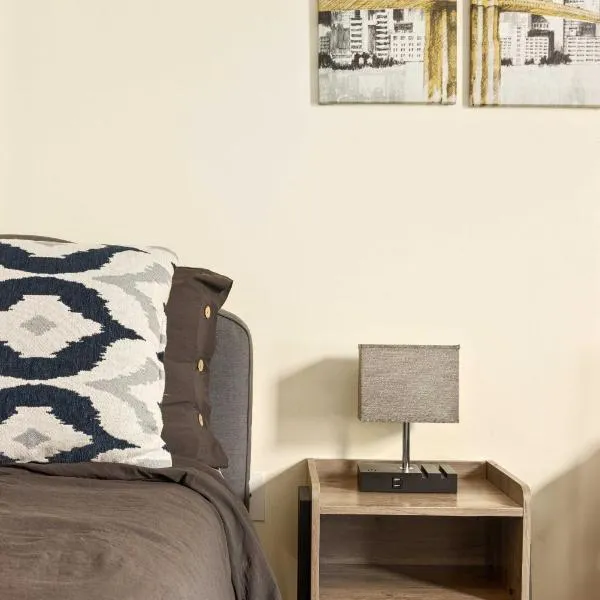 Newark Gem Pearl 3BR, 2BA - Sleeps 10 - Walk to Prudential Center and Newark Penn Station, Near EWR and American Dream Mall, includes WiFi - Laundry - Backyard - Gym，位于纽瓦克的酒店