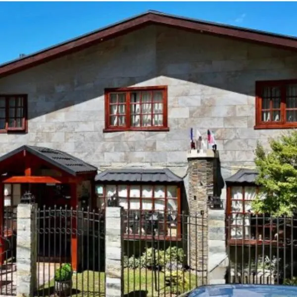 Hostal Collins House，位于特木科的酒店