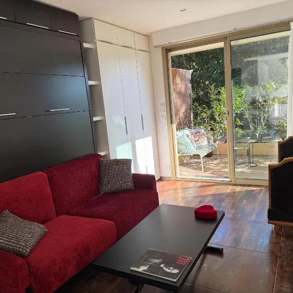 Studio tout confort au calme avec jardin proche Cannes，位于勒卡内的酒店