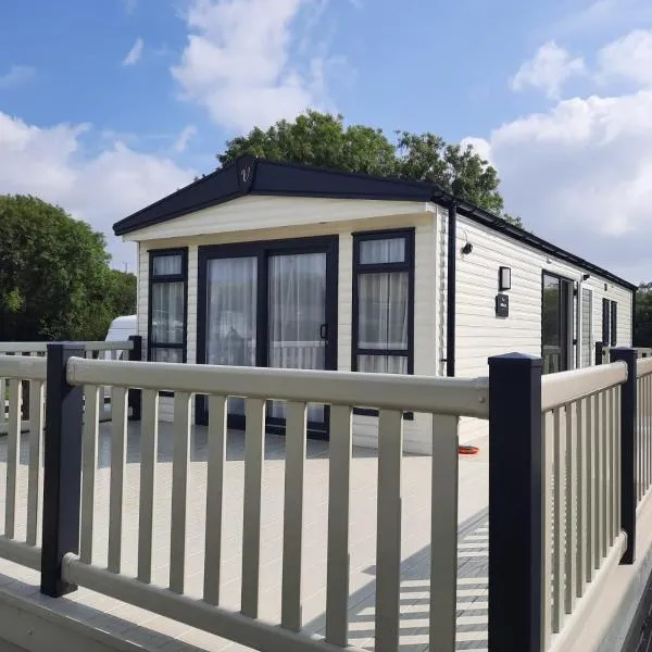 Sunset retreat caravan with large wrap around decking，位于纽基的酒店